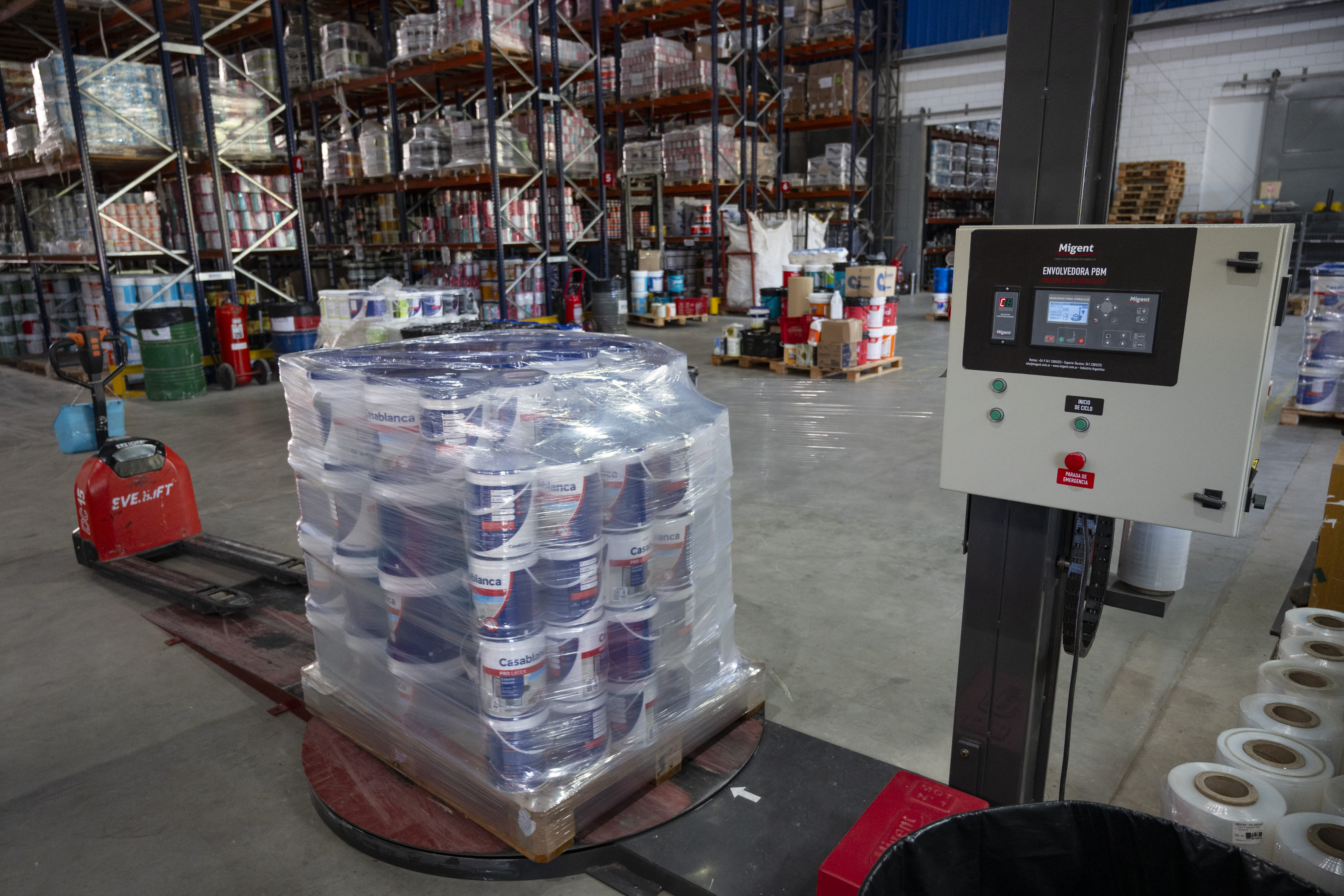 Pasillo de almacenamiento con productos