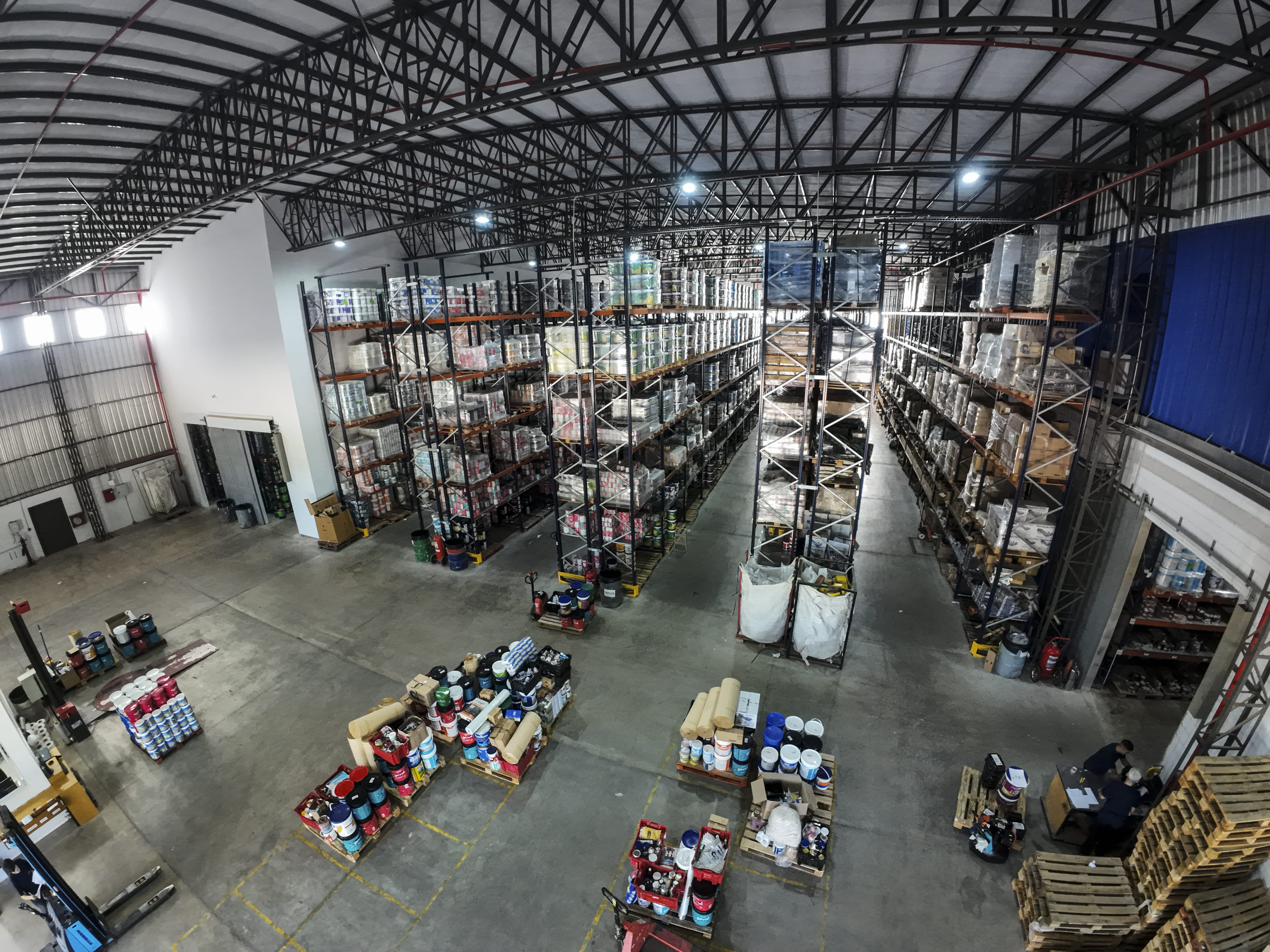 Operario preparando pedidos en el depósito